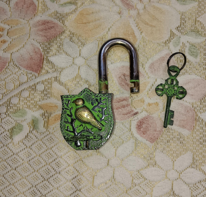 Candado de Latón con Forma de Pájaro Vintage, Cerradura Decorativa de Metal Antigua con Acabado Verde, Diseño Ornamentado de Pájaro, Llaves de Esqueleto - Product Image 3