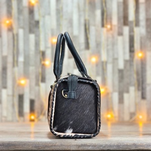 Nueva Bolsa de Hombro Portátil de Cuero Vacuno 100% Genuino, Hecha a Mano con Diseño Floral Tallado, Cierre de Cremallera y Forro de Algodón, Venta al Por Mayor - Product Image 3