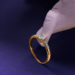 Anillo Solitario Premium para Mujer con Acabado en Oro Amarillo, Diamante CZ de Corte Redondo y Elegante Diseño de Pavé en el Hombro - Product Image 1