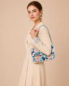 Bolso Rectangular de Algodón AVELURA Hecho a Mano con Bordado de Flores Lavable en Poliéster, Detalles con Cuentas, Diseño Rosa y Azul - Product Image 4