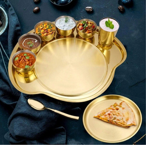 Juego de thali Kansa de bronce bicolor con adornos florales en filigrana, que incluye tazones y un vaso, disponible a precios de mayorista. - Product Image 6