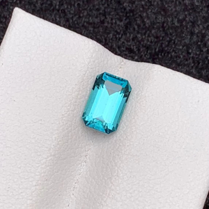 Impresionante Turmalina Natural Azul Facetada, Corte Esmeralda, 1.3 Quilates - Product Image 1