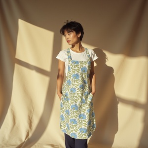 Delantal de algodón azul y verde floral elegante unisex con diseño funcional de tacto suave y aspecto elegante para el trabajo de cocina - Product Image 4