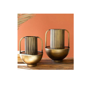 Elegante Juego de 2 Jarrones de Metal Dorado con Diferentes Tamaños y Formas - Product Image 2