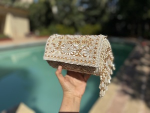 Bolso de Mano Cilíndrico de Lujo para Novia con Forro de Algodón y Adornos Metálicos, Elegante para Bodas y Eventos Especiales - Product Image 1