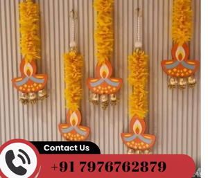 Décoration murale traditionnelle de Diwali avec guirlande de marigolds et motif Diya pour la décoration intérieure du salon. - Product Image 2