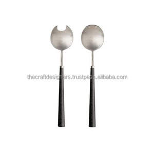 Serveur à salade en métal avec manche incurvé élégant, assurant une prise en main confortable pendant la préparation et le service de la salade. - Product Image 4