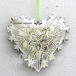 Boîte suspendue de Noël de style luxueux, finition argentée, Père Noël, disponible à prix abordable - Product Image 5