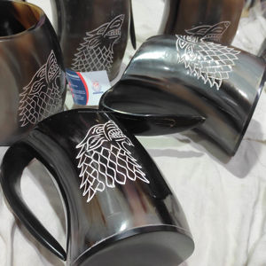 Mug naturel sculpté à la main avec un loup viking Fenrir, 100% authentique, artisanal, style nordique, idéal pour déguster de la bière, du vin ou de la bière artisanale. - Product Image 1