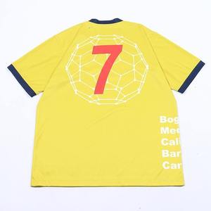 Camiseta deportiva con cuello en V y logo impreso por sublimación personalizada - Camiseta gráfica de alta calidad para hombre, 100% poliéster - Product Image 2