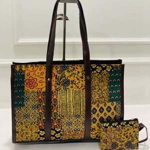 กระเป๋าใส่แล็ปท็อปลายดอกไม้สีเหลืองพิมพ์ลายสกรีนทันสมัย พร้อมช่องใส่ของขนาดใหญ่ เป็นมิตรกับสิ่งแวดล้อม ใส่เครื่องดื่มได้ แถมกระเป๋าเล็กฟรี - Product Image 1