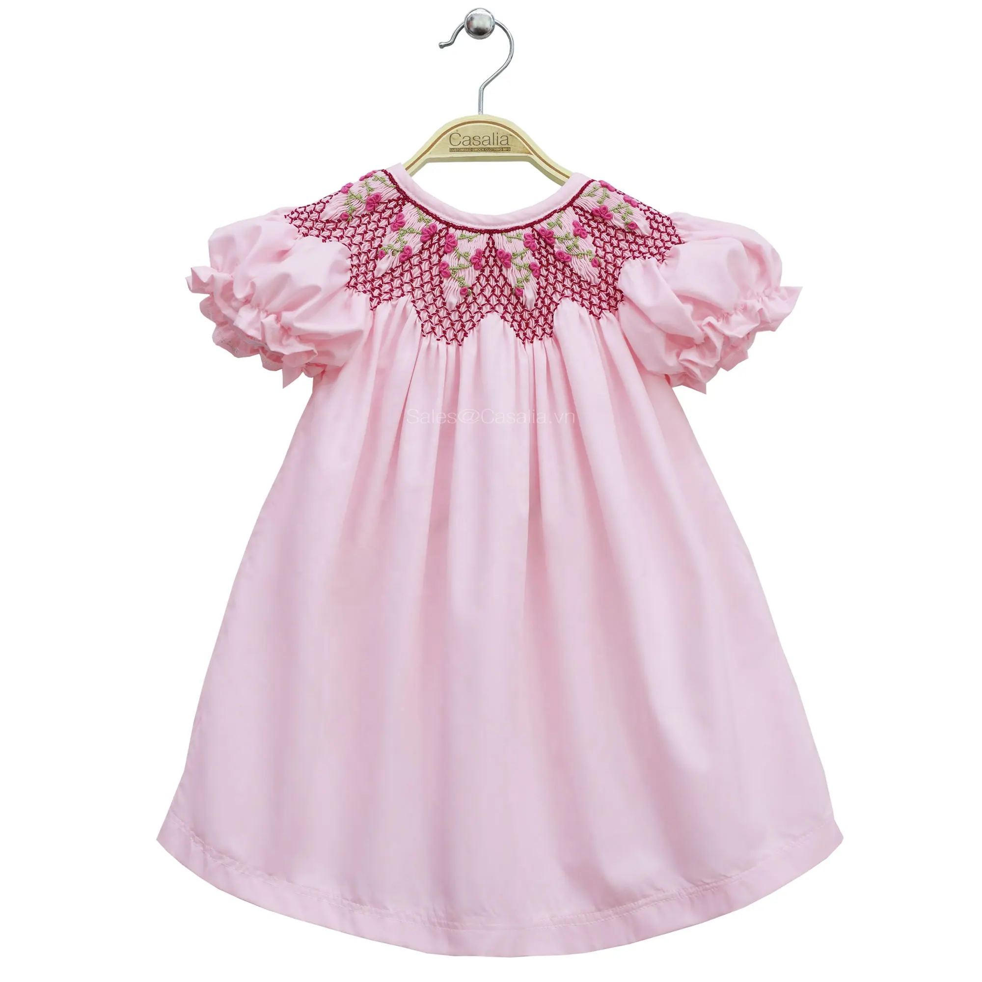 Розовое атласное платье с вышивкой