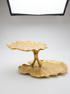 Soporte de Pastel Asimétrico de 2 Niveles de Metal Dorado Premium, Forma de Hoja de Loto, Base Botánica Cruzada, Plato para Servir Pasteles y Cupcakes - Product Image 2