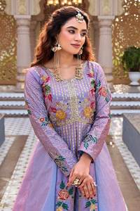 Lehenga Choli de Diseño Igual, Tela de Seda Satén Pura, Estampado Digital con Patrón de Gran Volumen, Estilo Gujarati, Festivo y Especial para Adultos - Product Image 6