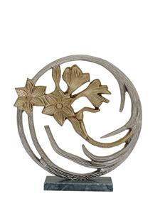 Sculpture circulaire moderne en aluminium argenté et doré en forme de fleur de Ginkgo sur socle en marbre - Décoration florale contemporaine pour table - Product Image 3