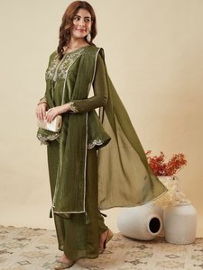 Ensemble Kurti Palazzo Premium en Soie Croquante avec Broderie à Sequins et Dupatta de Créateur - Product Image 2