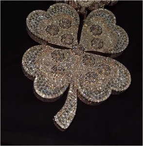 Pendentif Trèfle Personnalisé Entièrement Sertie de Diamants Moissanite VVS Rond en Argent Sterling 925, Bijoux Hip Hop - Product Image 4