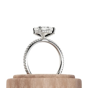 Anillo de compromiso de lujo de oro de 18 quilates con diamante de laboratorio de 2 quilates de corte cojín alargado de oriente a oeste, halo oculto y banda pavé para fiesta de bodas - Product Image 3