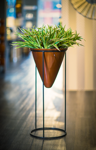 Maceta Moderna de Metal Marrón con Soporte de Hierro Negro, Macetero Decorativo Alto para Flores, Contemporáneo, para Interiores y Exteriores - Product Image 5