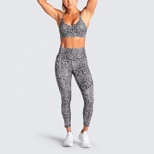 Ensemble de yoga personnalisé pour femme avec logo sur mesure – Short taille mi-haute respirant en Spandex/Polyester avec cordon de serrage, soutien-gorge et leggings - Product Image 3