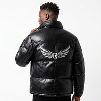 Manteau d'hiver pour homme en peau de mouton noire avec logo imprimé sur le devant, col montant tissé, style streetwear, fermeture éclair réversible, imperméable, rembourré de duvet