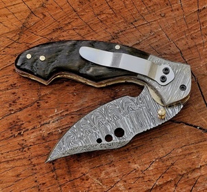 Couteau de poche pliant artisanal en acier Damas, manche en corne noire et étui en cuir, couteaux de survie en gros, Pasha Enterprises - Product Image 5