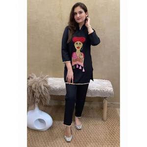 DERNIÈRE MOUSSELINE AVEC CHAÎNE DE BRODERIE TOP DE TRAVAIL AVEC BAS NOIR - Product Image 1