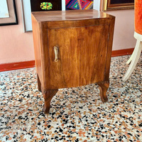 Table de chevet traditionnelle en bois d'acajou avec pieds sculptés, design à une seule porte - Meuble de rangement durable et écologique pour chambre à coucher extérieure