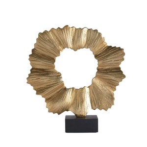 Sculpture élégante en aluminium pour la maison, sculpture abstraite moderne en métal doré, accent décoratif en forme de boucle pour la maison ou le bureau, au meilleur prix - Product Image 3