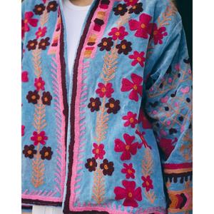 Chaqueta Acolchada de Punto Azul Claro para Mujer, Bordada a Mano con Diseño Floral, Cuello Mandarín, 100% Algodón Ecológico de Secado Rápido - Product Image 4