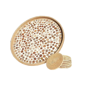 Bandeja de servir rústica de ratán con incrustaciones de conchas marinas y posavasos redondos para bebidas, elegante bandeja de presentación y servicio de Vietnam. - Product Image 1