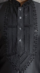 Kurta pour homme à col mandarin, séchage rapide, infroissable, longueur genou, motif linéaire obsidienne, en satin, pour mariage et occasions festives - Product Image 4