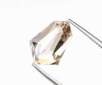 OM GEMS Diamante CVD Cultivado en Laboratorio de 2.0 Ct, Corte Escudo, Color Champán, Certificado IGI, Claridad VVS-VS, Perforado con Láser, Blanco E