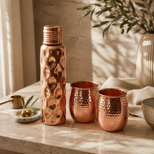 Botella de Agua de Cobre Pursuit con Acabado Martillado y Dos Tazas a Juego, Juego de Bebidas Portátil para el Hogar - Product Image 4