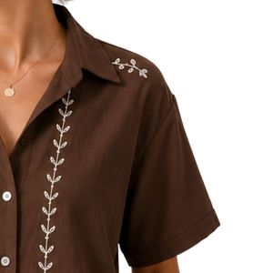 Camisa corta de lino bordada en color marrón personalizada para mujer, de manga corta, con botones, informal, para verano, con logotipo personalizado y etiqueta privada. - Product Image 4