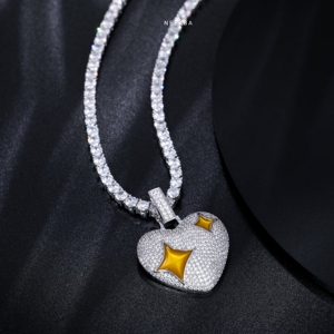 Colgante de Corazón de Moissanita - Colgante de Plata de Ley 925 con Forma de Corazón de Moissanita, Colgante de Corazón Brillante - Product Image 2