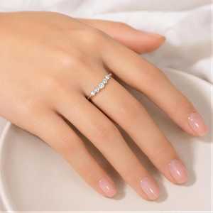 Bague de mariage incurvée en or massif 14 carats rose, jaune et blanc avec diamants de laboratoire, coupe brillant rond, et bague éternité chevron - Product Image 1