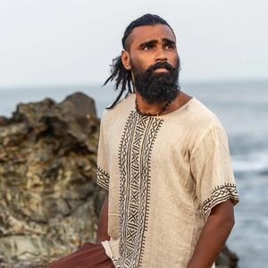 Nouvelle arrivée : chemise kurta en lin kaki pour homme avec broderie géométrique tribale, tunique bohème écologique d'été à manches courtes, t-shirt - Product Image 1