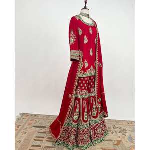 Magnifique Salwar Kameez en polyester pour les fêtes, composé d'un haut, d'un bas et d'un dupatta, avec des broderies de fils et de sequins pour un look élégant. - Product Image 2