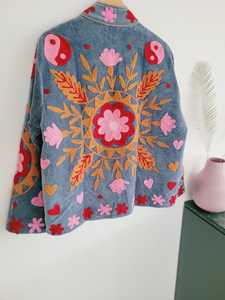 Chaqueta de Terciopelo Cálida para Mujer con Bordado Suzani, Estilo Boho Único, Inspirada en Tradiciones, con un Diseño Realmente Atractivo - Product Image 3