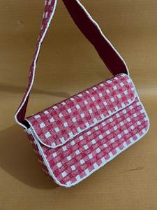 Sac bandoulière rectangulaire à rabat en perles de verre à carreaux rouges et blancs fait main avec sangle MS Handicraft Ms-wc-001 - Product Image 1