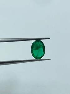 พลอยมรกตสีเขียวเข้มทรงกลมธรรมชาติ น้ำหนัก 1.25 กะรัต สำหรับฝังแหวนทอง ออกแบบพิเศษโดย R.K. GEMS & JEWELLERY - Product Image 6