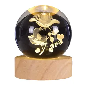 Vente en gros Cadeau le plus populaire lampe de luxe pour enfants boule de cristal Meilleures ventes base en bois veilleuse à LED en cristal