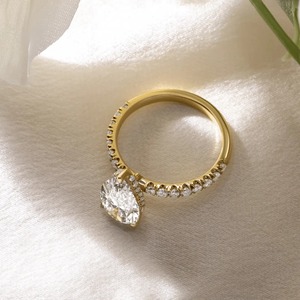 Anillo de Compromiso y Boda de Oro de 14K con Diamante Cultivado en Laboratorio de Corte Pera de 2 Quilates, CVD HPHT, Venta al por Mayor - Product Image 3