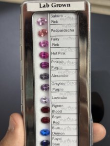 ราคาขายส่ง กล่องตัวอย่าง 22 สี แซฟไฟร์โคลอมเบียแบบไฮโดรเทอร์มอลเพาะเลี้ยงในห้องปฏิบัติการ แซฟไฟร์สีเขียวมรกตทรงรีขนาด 5x7 มม. แบบขายส่ง - Product Image 2