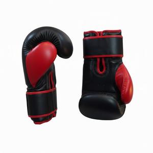 Gants de boxe professionnels en cuir en gros avec sangle de poignet lacée, noirs et rouges, anti-humidité, fabricant OEM - Product Image 4