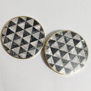 Juego de posavasos con incrustaciones de triángulo geométrico de resina Blanca Dorada, 4 Uds. Con tacto de perla Madre, nuevo patrón, alfombrillas y almohadillas decorativas para bebidas - Product Image 2