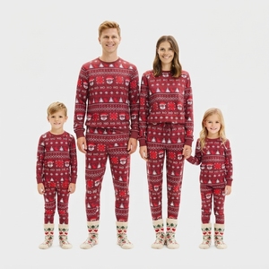 Conjunto de Sudadera y Pantalones a Juego con Diseño Gráfico Navideño para Eventos Festivos y Fotos Familiares - Product Image 1