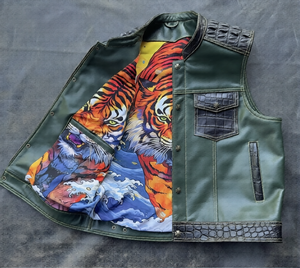 Chaleco de motociclista de cuero verde hecho a medida con bolsillos con diseño de cocodrilo en relieve - Product Image 3