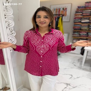 Kurta court de qualité supérieure en soie fantaisie avec imprimé Bandhani, manches longues et col chemise, et pantalon Khadi blanc – Fournisseur indien - Product Image 1